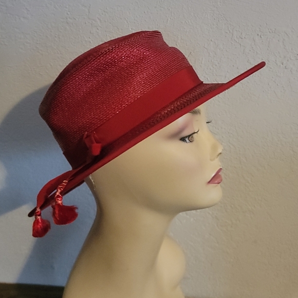 Sally Vielor classic Red Hat main image 7